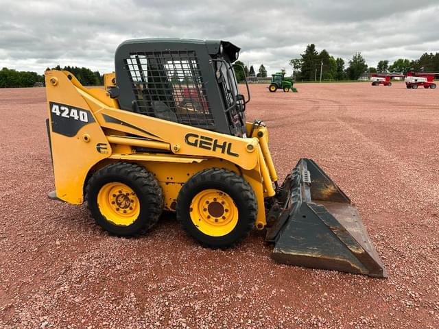 Image of Gehl 4240 equipment image 2