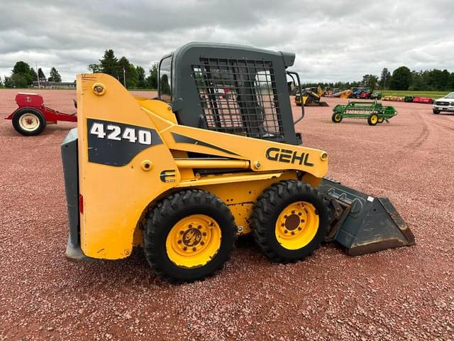 Image of Gehl 4240 equipment image 3