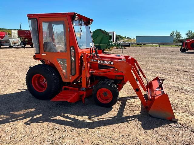 Image of Kubota B2400 equipment image 2