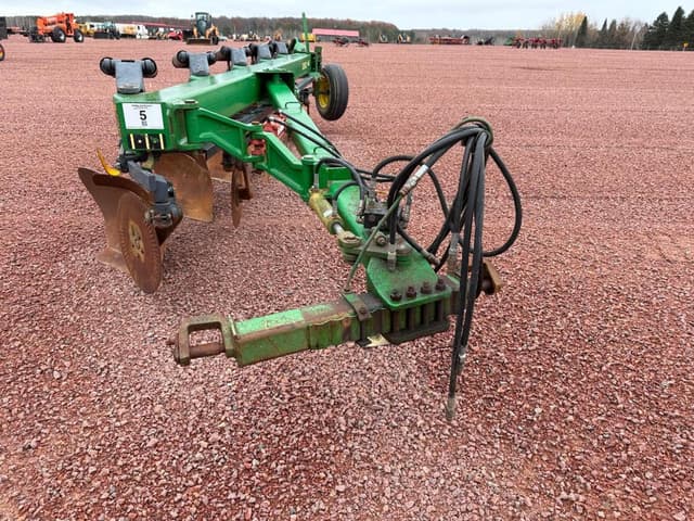 Image of John Deere 2810 equipment image 4