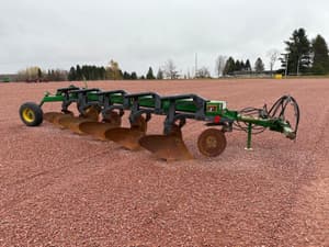 John Deere 2810 Image