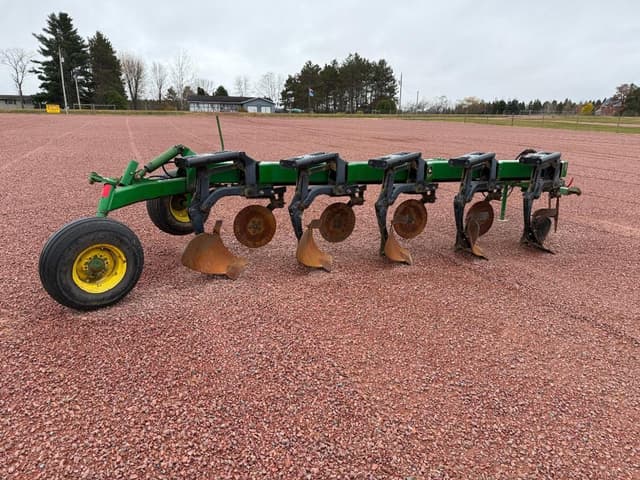 Image of John Deere 2810 equipment image 1