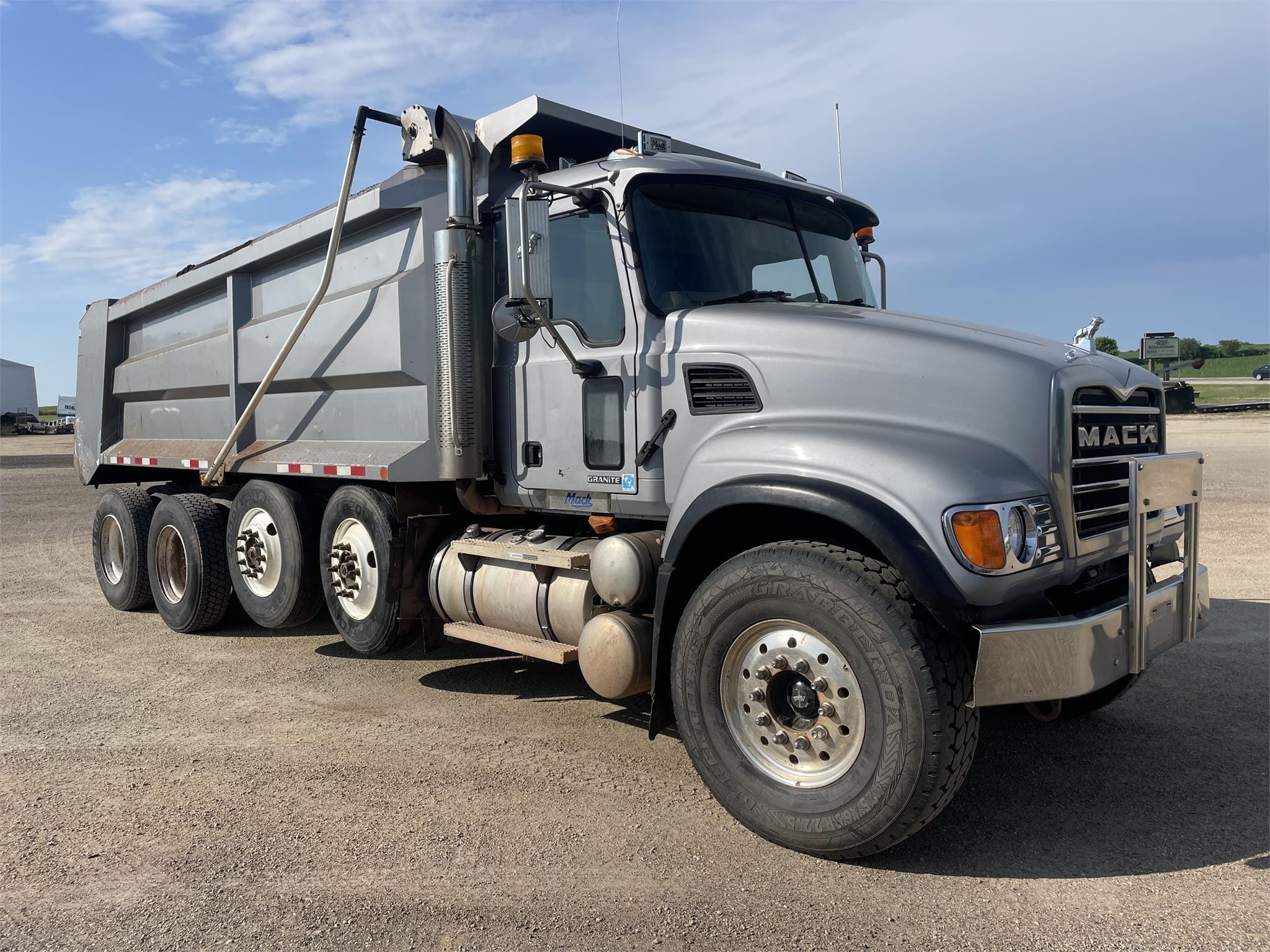 Main image Mack Granite CV713