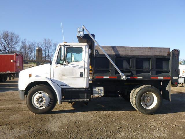 2000 Freightliner FL70 Equipment Image0
