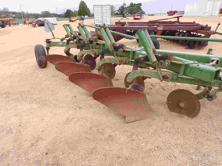 John Deere 2500 Equipment Image0