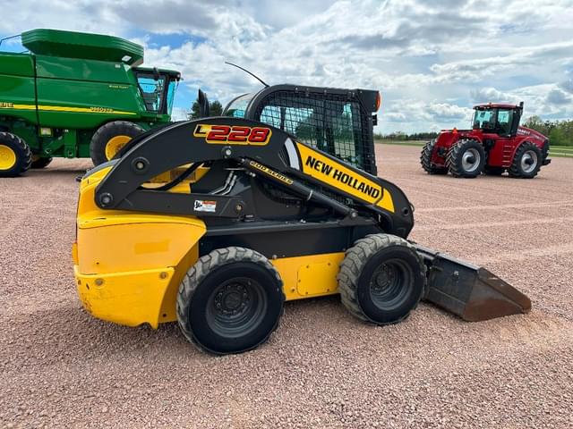 Image of New Holland L228 equipment image 3