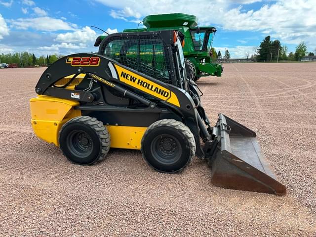 Image of New Holland L228 equipment image 2