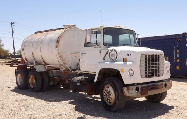 Image of Ford 880 equipment image 1
