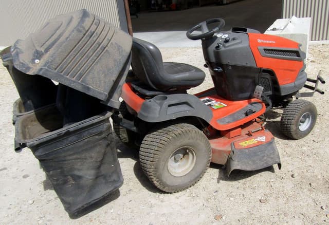 Image of Husqvarna YT42DXLS equipment image 4