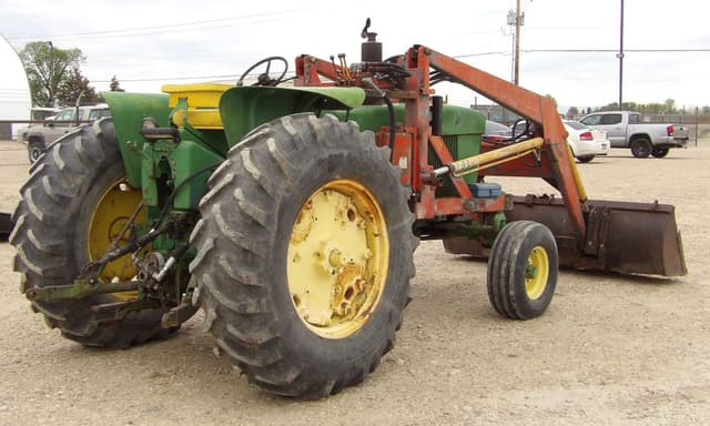 Image of John Deere 4010 equipment image 3