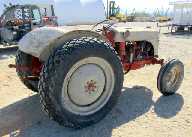 Image of Ford 8N equipment image 2