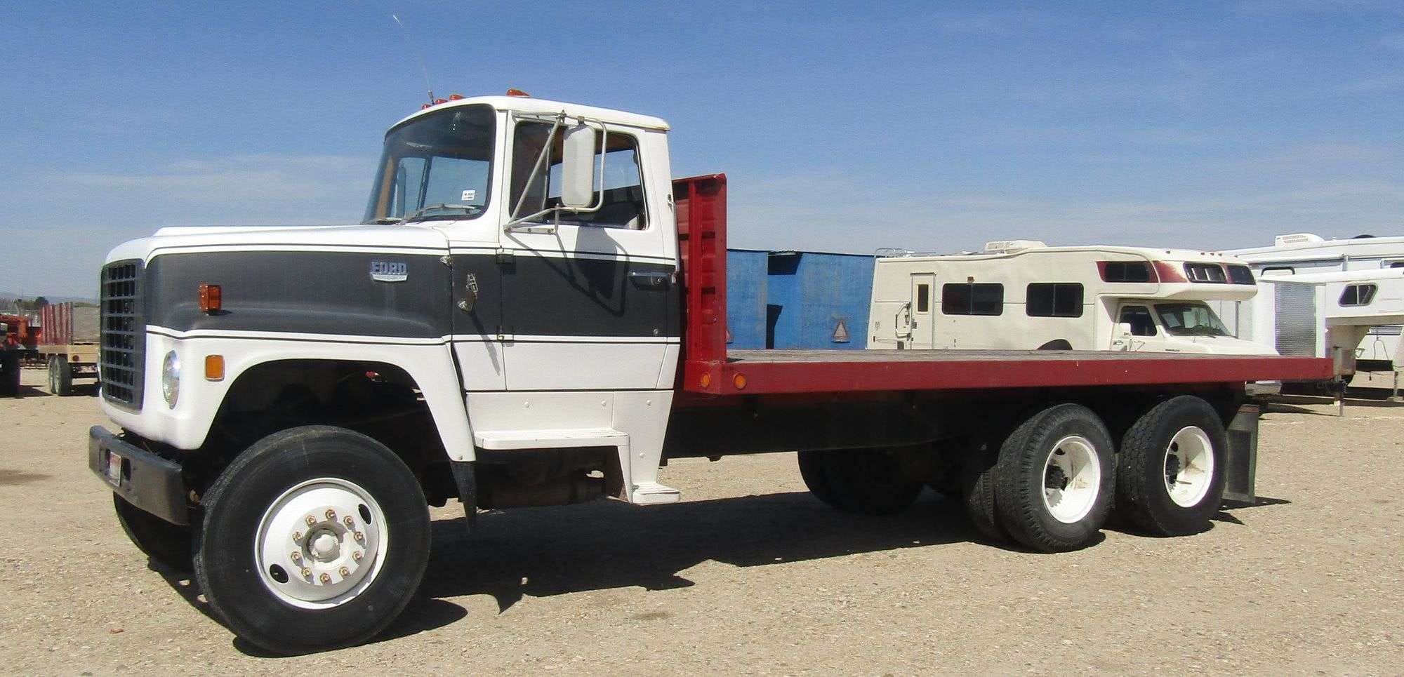 1974 Ford 9000 Equipment Image0