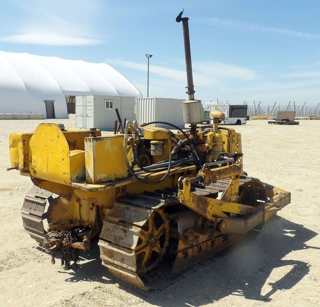 Image of Caterpillar D2 equipment image 4