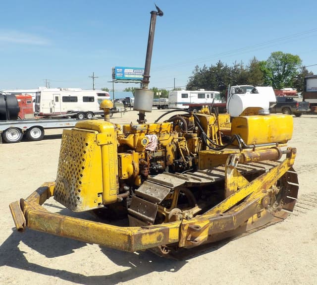 Image of Caterpillar D2 equipment image 3