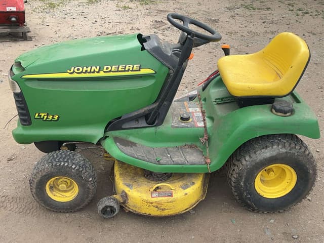 Image of John Deere LT133 equipment image 3