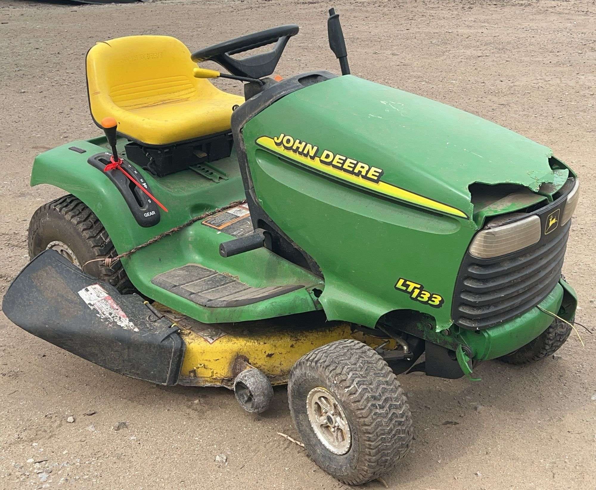 John Deere LT133 Equipment Image0
