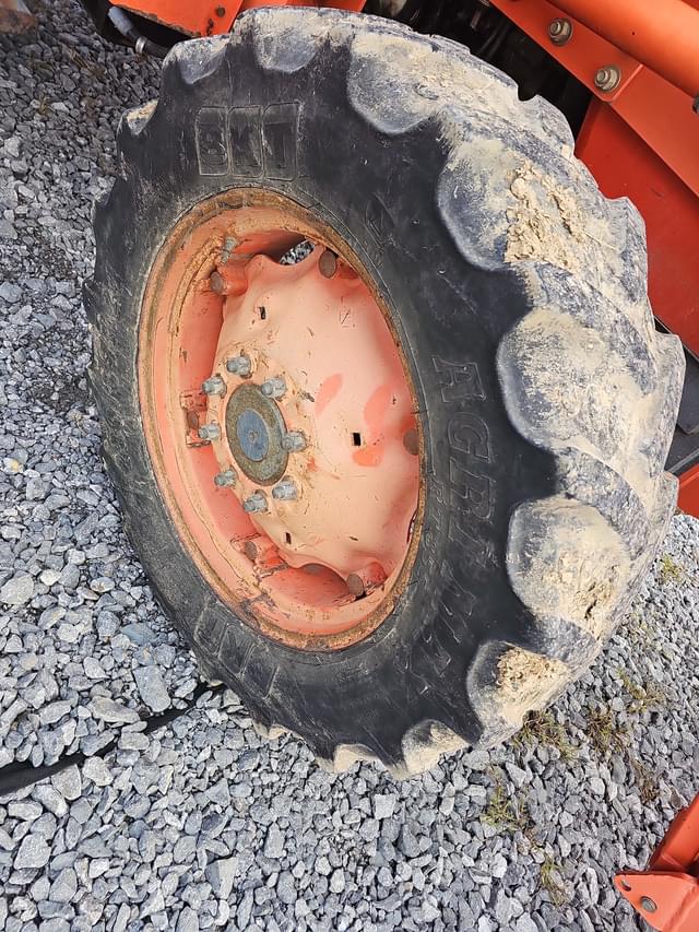 Image of Kubota M6800 equipment image 3