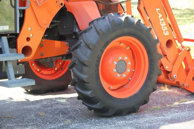 Image of Kubota M8540 equipment image 4