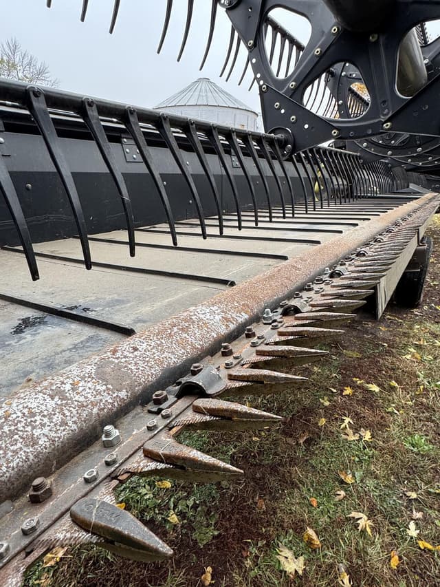 Image of MacDon 974 equipment image 4