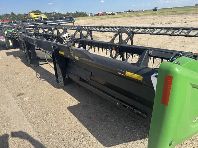 Image of MacDon D65 equipment image 2