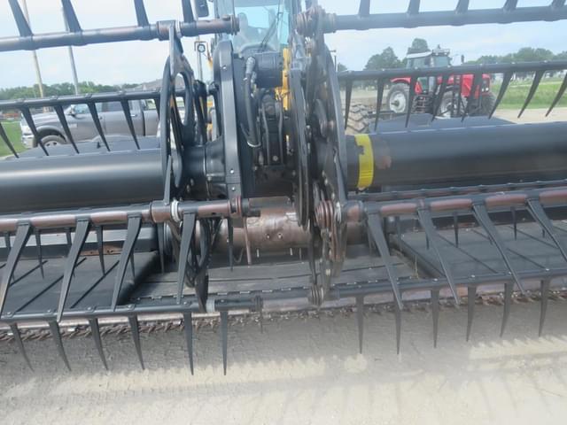 Image of MacDon FD70 equipment image 3
