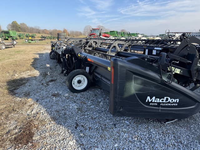 Image of MacDon FD75 equipment image 2