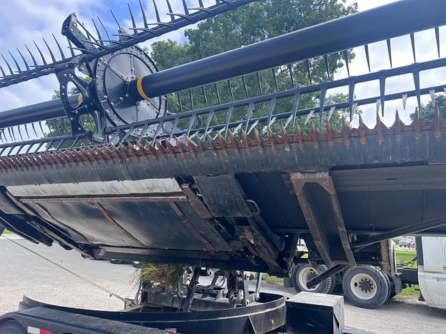 Image of MacDon FD75S equipment image 3