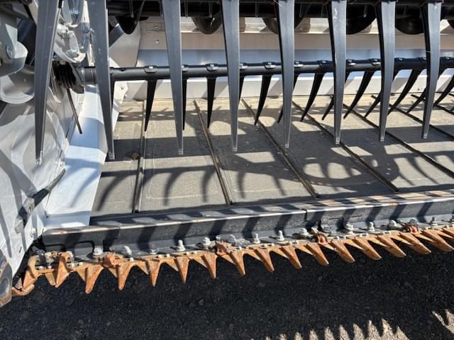 Image of MacDon FD235 equipment image 3