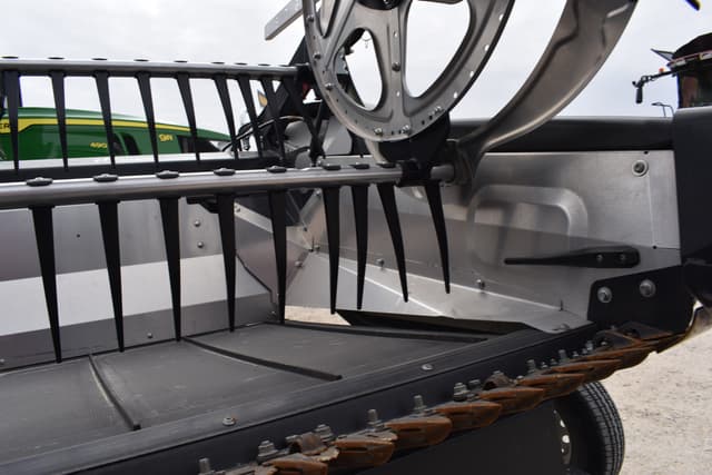 Image of MacDon FD240 equipment image 3