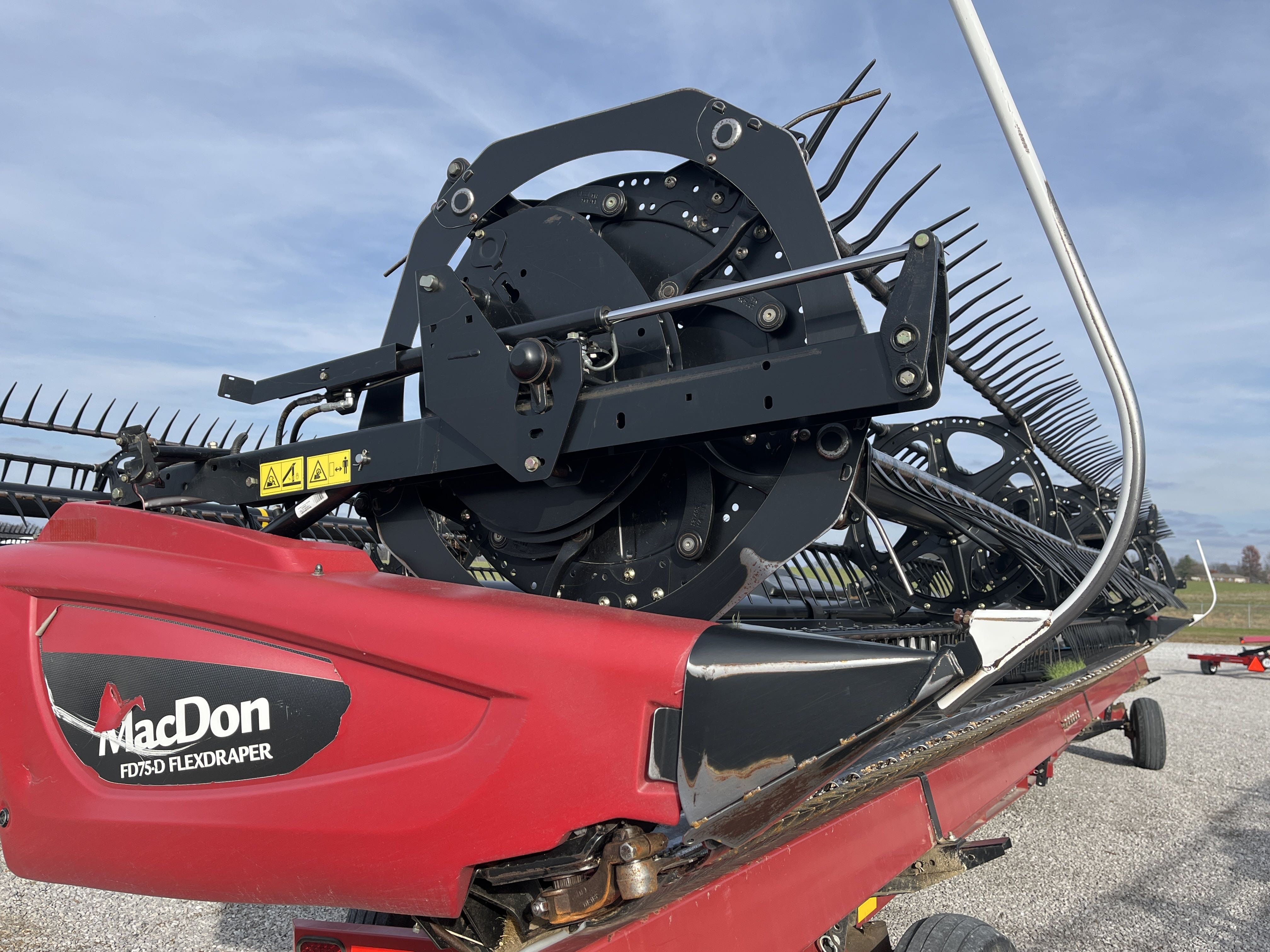 2017 MacDon FD75D Equipment Image0