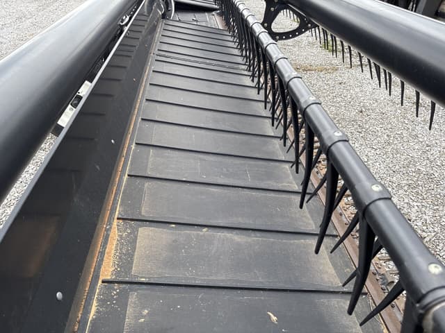 Image of MacDon FD75D equipment image 2