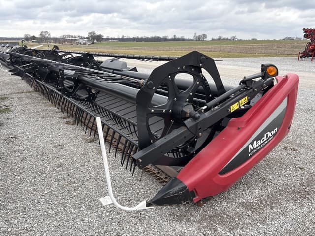 Image of MacDon FD75D equipment image 3