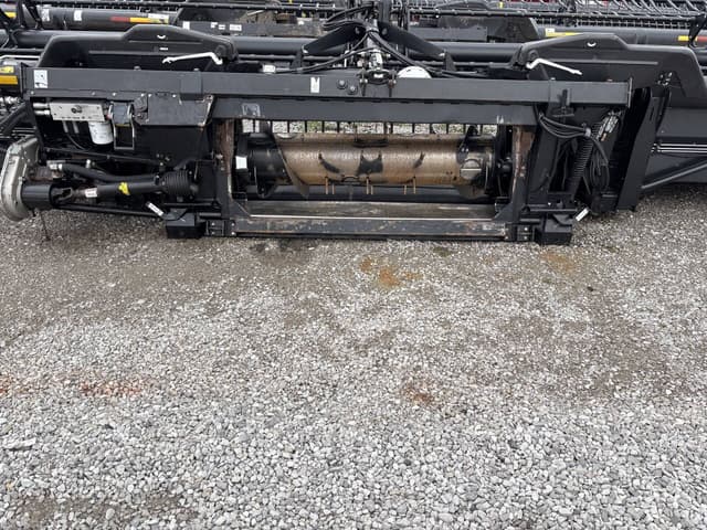 Image of MacDon FD75D equipment image 3