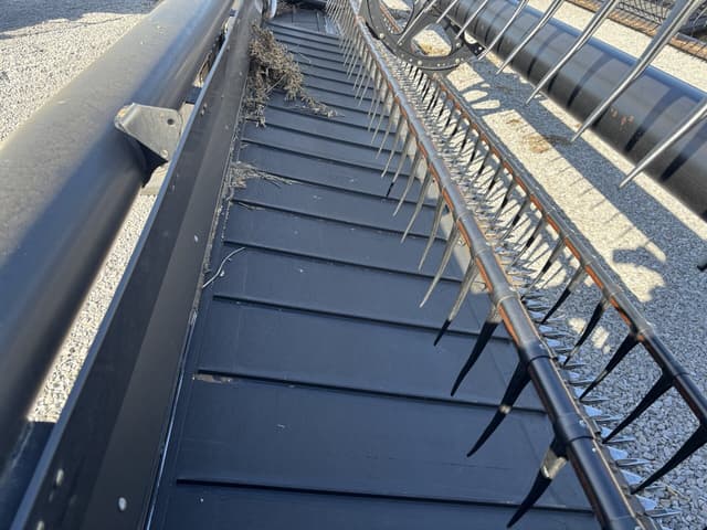 Image of MacDon FD75D equipment image 3