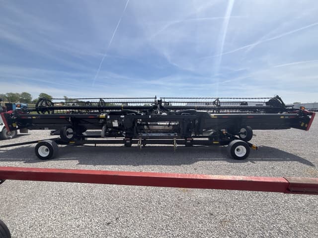 Image of MacDon FD75D equipment image 3