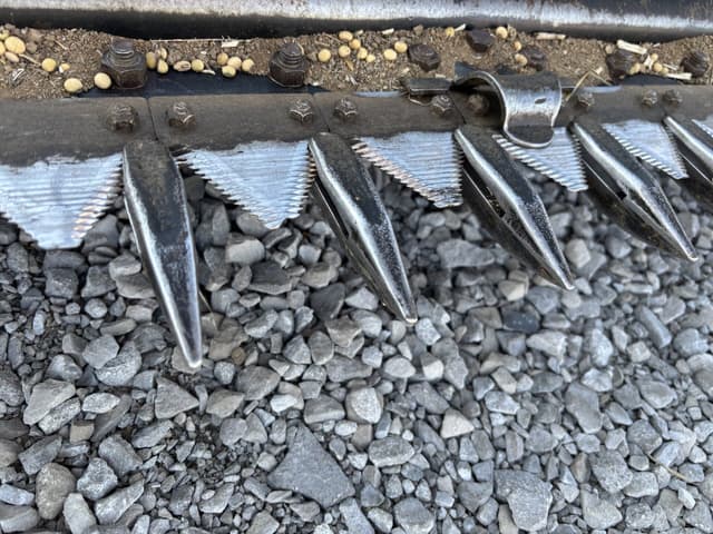 Image of MacDon FD75D equipment image 2