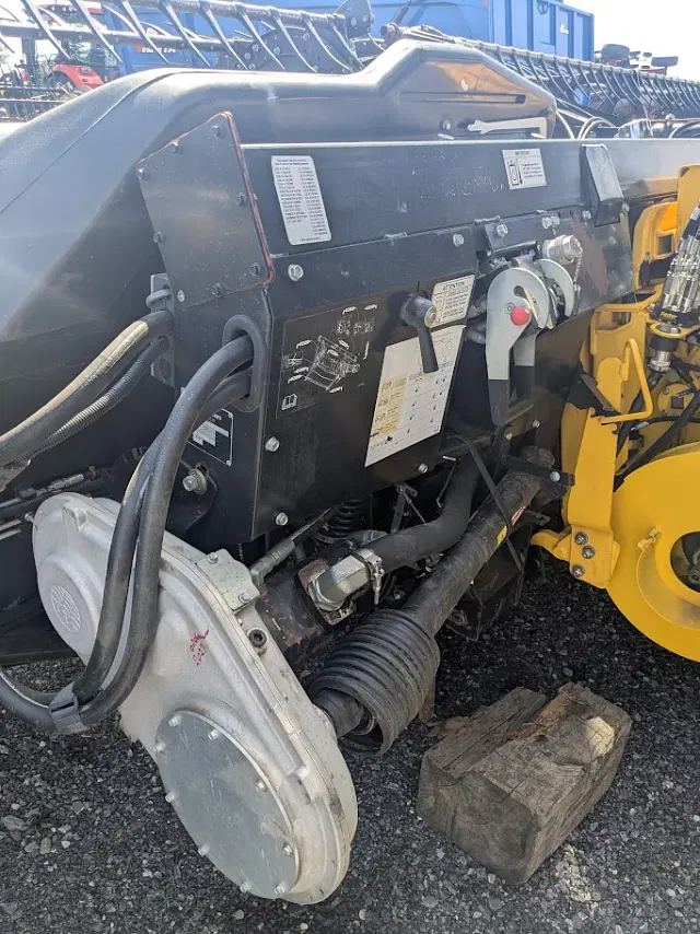 Image of MacDon FD75 equipment image 4
