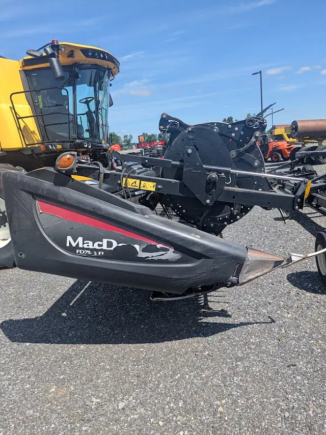 Image of MacDon FD75 equipment image 2