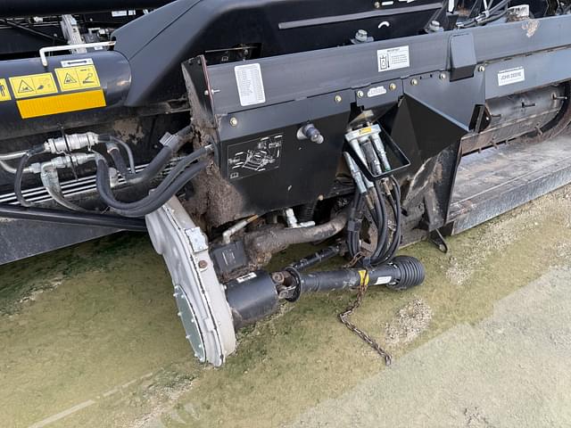 Image of MacDon FD75S equipment image 2