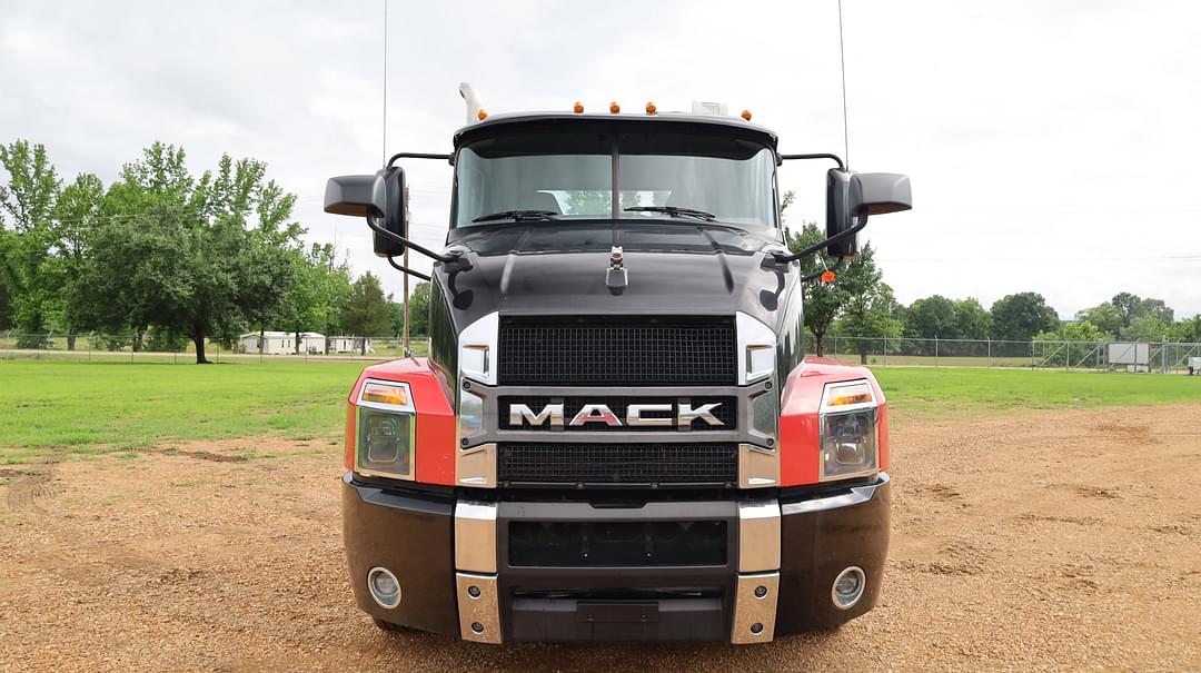 Image of Mack AN64T Primary image