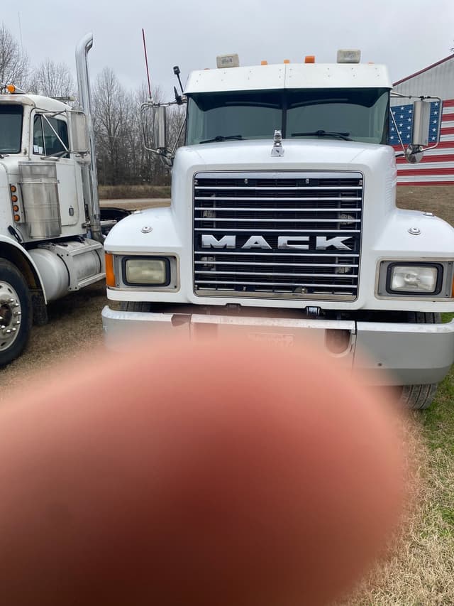 Image of Mack CH613 equipment image 1