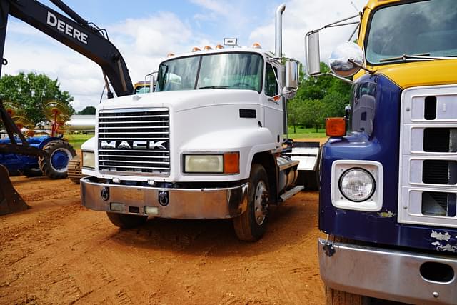 Image of Mack CH613 equipment image 1