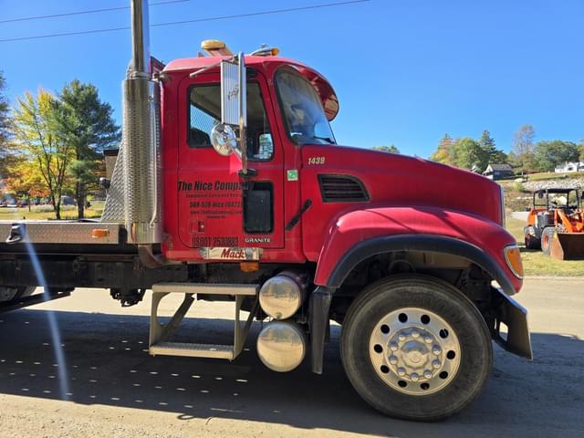 Image of Mack CV713 equipment image 3