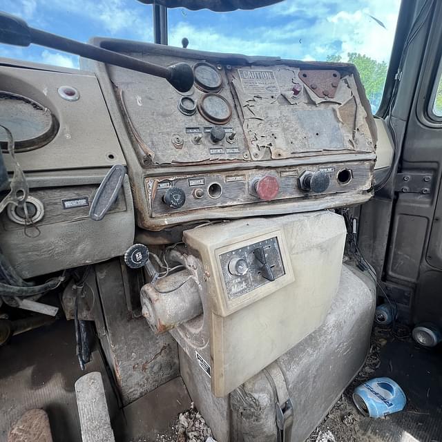 Image of Mack DM685S equipment image 4