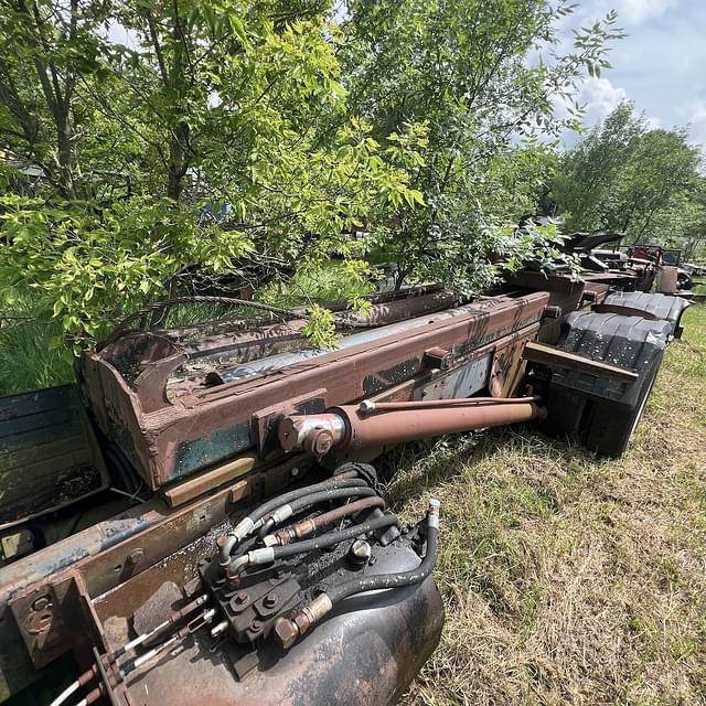 Image of Mack DM685S equipment image 1