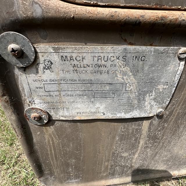 Image of Mack DM685S equipment image 3