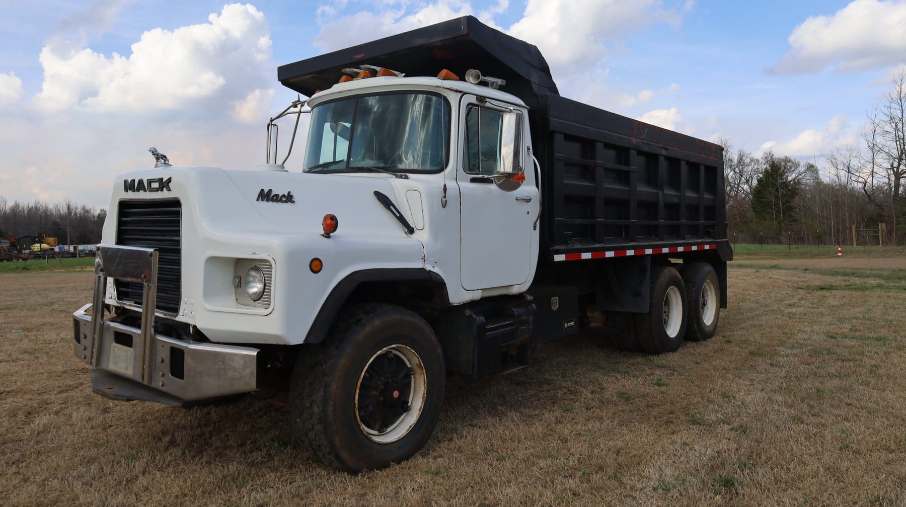 Mack DM690S Equipment Image0