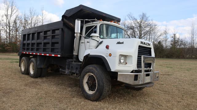 Image of Mack DM690S equipment image 4