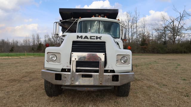 Image of Mack DM690S equipment image 1