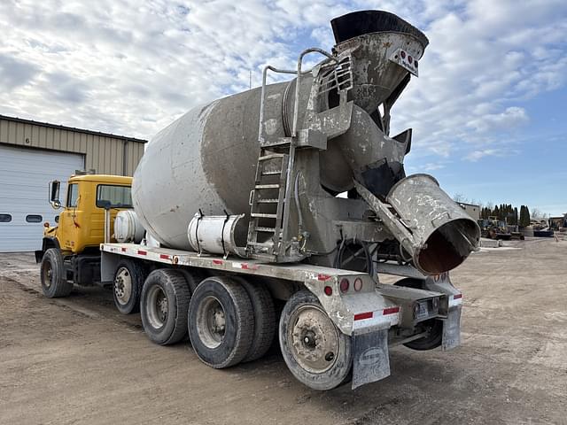 Image of Mack DM690S equipment image 2